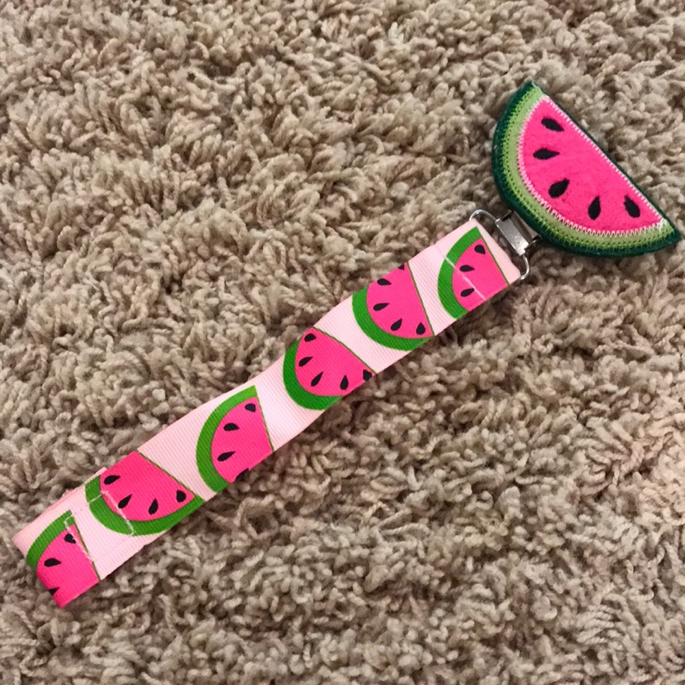 Like new pacifier clip